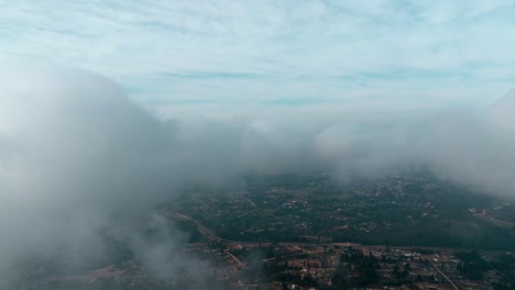 Luftaufnahme-Dolly-In-Einem-Flug-Durch-Die-Vorbeiziehenden-Wolken