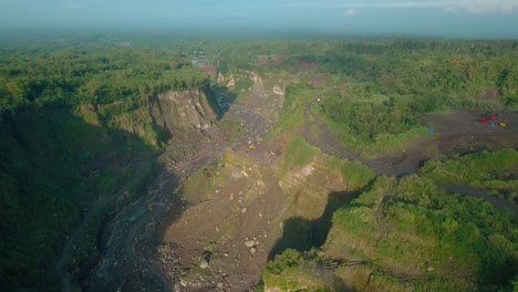Toma-De-Drones-Del-Gran-Valle-En-La-Ladera-Del-Volcán-Como-Un-Camino-Para-Los-Flujos-De-Lava-Cuando-La-Erupción