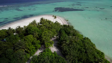 Aerial-Dolly-In-Aufschlussreichen-Tropischen-Und-Exotischen-Weißen-Sandstränden-Mit-Türkisfarbenem-Wasser-Auf-Den-Malediven