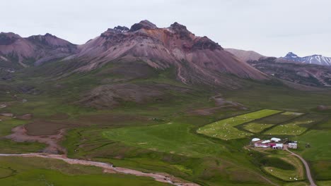 Colorida-Montaña-Volcánica-Con-Granja-De-Ovejas-En-El-Valle,-Antena