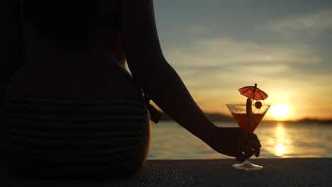 Silhouette-Einer-Dame-Hält-Ein-Glas-Tropisches-Getränk,-Schöner-Sonnenuntergang-In-Zeitlupe-4k