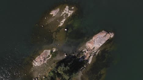 Luftaufnahmen-Einer-Zerklüfteten-Felseninsel-Im-Finnischen-Archipel