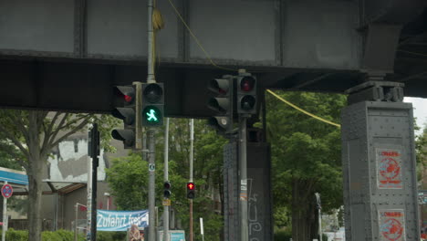 Berlin-Ampelmännchen-Traffic-Lights-Change-from-Green-to-Red-in-Urban-Suburb-Street