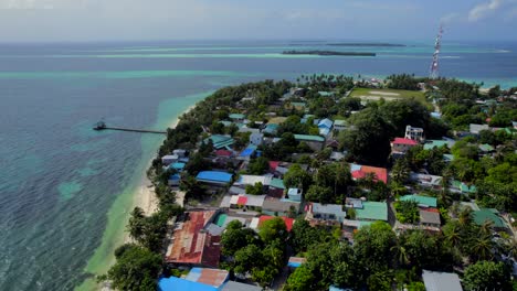 Volando-Sobre-Varios-Edificios-Humildes-En-Una-Isla-Local-En-Las-Maldivas