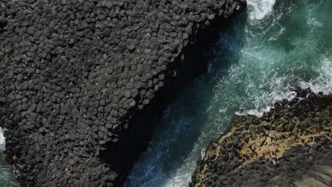 Wellen,-Die-Durch-Einen-Natürlichen-Meeresdamm-Brechen,-Der-Aus-Säulenförmigem-Vulkangestein-Besteht-Und-An-Die-Erdoberfläche-Bricht