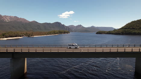 Camioneta-Cruzando-Un-Puente-En-Tasmania