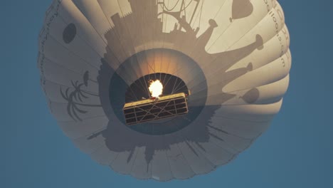 Niedriger-Winkel-Des-Aufsteigenden-Heißluftballons-In-Zeitlupe