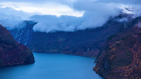 Zeitraffer-Von-Wolken,-Die-In-Der-Abenddämmerung-In-Einer-Norwegischen-Fjordlandschaft-über-Die-Berge-Ziehen