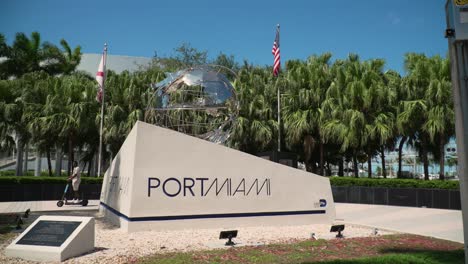 Hafen-Von-Miami-Logo-Blauer-Himmel-Globus-Skulptur