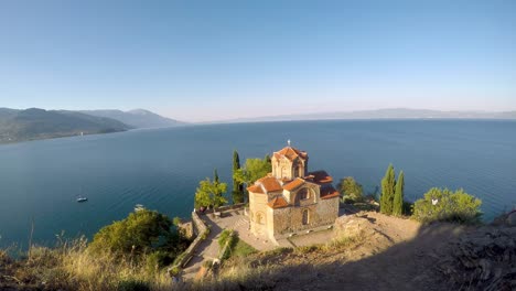 Timelapse-De-La-Iglesia-En-La-Cima-De-La-Colina-En-El-Lago-Ohrid-En-Macedonia-Del-Norte