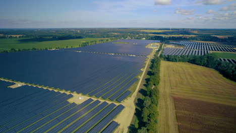 Luftdrohnenansicht-Des-Solarkraftwerks-Auf-Dem-Bauernhof,-Das-Energie-Erzeugt