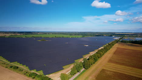 Panoramablick-Auf-Ein-Großes-Feld-Blauer-Photovoltaik-Solarmodule.-Luftaufnahme