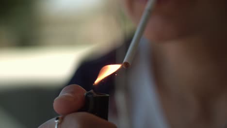 Mujer-Encendiendo-Un-Cigarrillo-En-Cámara-Super-Lenta-En-Verano