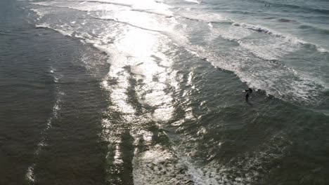 Niño-Surfeando-Olas-En-El-Mar-Vista-Aérea
