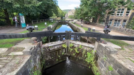 Old-Canal-Lock-on-a-English-Canal-in-West-Yorkshire,-England,-UK