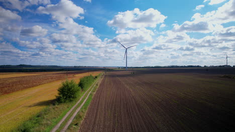 Eine-Windkraftanlage-Im-Windpark,-Die-Erneuerbare-Energie-Gegen-Dramatischen-Himmel-Produziert