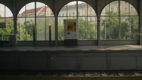Estación-De-Tren-Urbano-Con-Máquina-Expendedora-De-Billetes-Y-Grandes-Ventanales-En-Kreuzberg,-Berlín,-Alemania