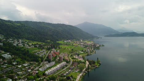 Flug-über-Den-Zugersee-In-Der-Schweiz-Mit-Bergen-Im-Hintergrund