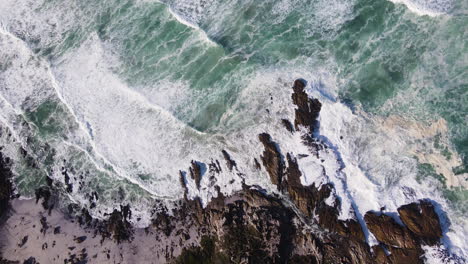 Unaufhörliche-Wellenbewegung,-Die-Felsen-An-Der-Küste-Zuschlägt