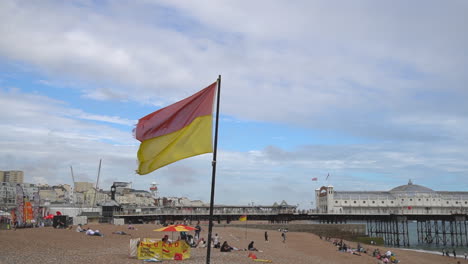 Rote-Und-Gelbe-Strandflagge-Bedeutet,-Dass-Der-Strand-Von-Rettungsschwimmern-überwacht-Wird