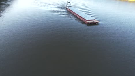 Ein-Schleppboot-Schiebt-Einen-Einzelnen-Lastkahn-Auf-Dem-Mississippi-Nach-Süden-1