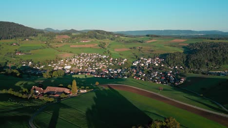 Ein-Kleines-Dorf-In-Der-Schweiz-Aus-Der-Luft-Wie-Die-Sonne-Aufgeht