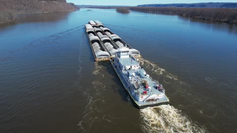 Un-Remolcador-Empuja-Barcazas-Hacia-El-Norte-En-El-Río-Mississippi