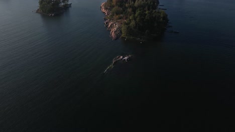 Luftaufnahmen-Von-Kleinen-Felseninseln-Im-Finnischen-Archipel