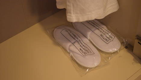 Weiße-Schlichte-Hotelpantoffeln-In-Plastikhülle-Verpackt