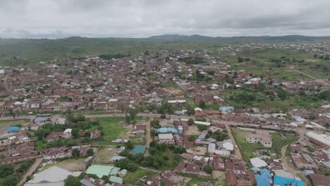 Aéreo---Paisaje-Urbano-En-La-Meseta-De-Jos,-Nigeria,-Tiro-Ancho-Hacia-Adelante