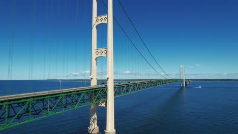 Die-Mackinac-Bridge-Erstreckt-Sich-über-Acht-Kilometer-über-Die-Meerenge-Von-Mackinac-Und-Verbindet-Mackinaw-City-Und-St
