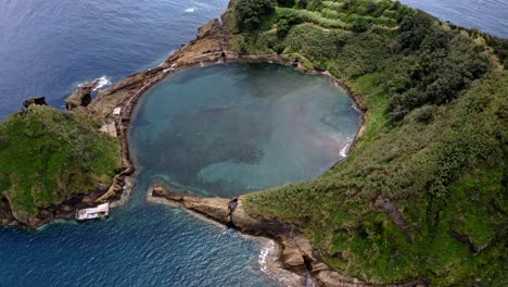 Ilhéu-de-Vila-Franca-do-Campo-circular-lagoon-crater,-Azores,-aerial