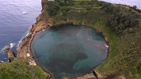 Islote-De-Vila-Franca-Desde-La-Laguna-Del-Cráter-Del-Islote-De-Campo,-Azores,-Zoom-Aéreo