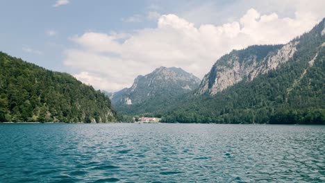 Hermoso-Lago-Alpsee-En-El-Distrito-De-Ostallgäu-De-Baviera,-Alemania-Cerca-Del-Castillo-De-Neuschwanstein