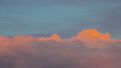 Zeitraffer-Hoher-Wolken-Mit-Rosa-Orangetönen,-Die-Sich-Sanft-Im-Wind-Bewegen