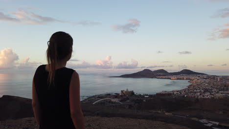 Panoramablick-Auf-Die-Stadt-Las-Palmas-Und-Wo-Eine-Frau-Die-Aussicht-Auf-Den-Strand-Von-Las-Canteras-Und-Das-Auditorium-Von-Alfredo-Kraus-Genießt