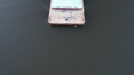 Ein-Schleppboot-Schiebt-Einen-Einzelnen-Lastkahn-Auf-Dem-Mississippi-Nach-Süden
