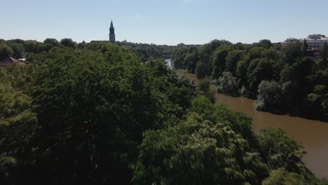 Luftaufnahmen-Eines-Flussufers-Und-Einer-Alten-Kirche-In-Turku,-Finnland-An-Einem-Heißen-Sommertag