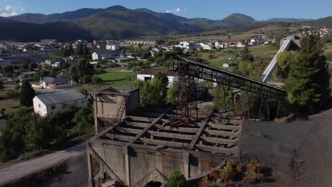 Alter-Minentransporter-Einer-Unterirdischen-Kohlemine-Namens-Pozo-Julia-In-Fabero-Luftbild