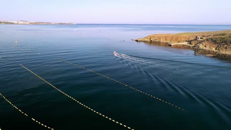 Boot-Beschleunigt-Vorbei-An-Fischernetzen-An-Der-Schwarzmeerküste-Sozopol-In-Richtung-Burgas