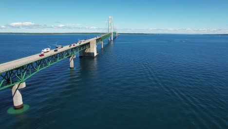Die-Mackinac-Bridge-Erstreckt-Sich-über-Acht-Kilometer-über-Die-Meerenge-Von-Mackinac-Und-Verbindet-Mackinaw-City-Und-St-6