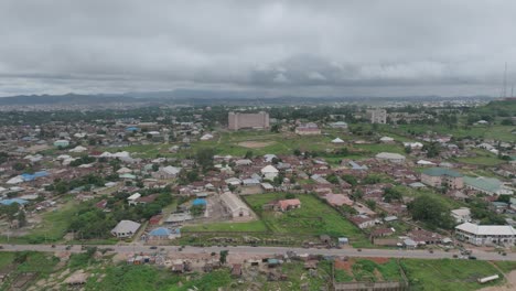 Aéreo---Paisaje-Urbano-En-La-Meseta-De-Jos,-Nigeria,-Camión-A-La-Izquierda