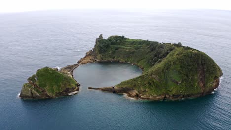 Ilhéu-de-Vila-Franca-do-Campo-islet-in-Azores-archipelago,-aerial-view