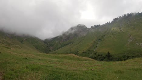 Ruhige-Alpine-Landschaft-Von-Berggipfeln,-Die-In-Wolken-Versteckt-Sind,-Brienz-Schweiz