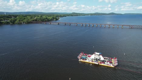 The-Merrimac-Car-Ferry-crosses-the-Wisconsin-River