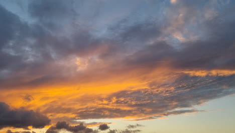 Fantastische-Farbe-Der-Wolken-Bei-Sonnenuntergang-Auf-Der-Insel-Gran-Canaria