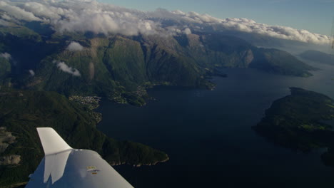 Blick-Aus-Einem-Flugzeugfenster-Auf-Das-Meer-Und-Die-Umliegenden-Inseln