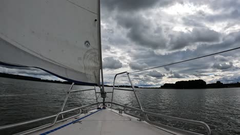 Timelapse-with-a-sailing-yacht-on-the-lake-2