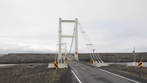 Pequeño-Puente-En-La-Islandia-Rural-Con-Video-Cardán-Caminando-Hacia-Adelante