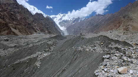 Luftaufnahme-Des-Gletscherpfades-In-Fee-Wiesen-Pakistan,-Filmische-Langsam-Ansteigende-Drohneaufnahme